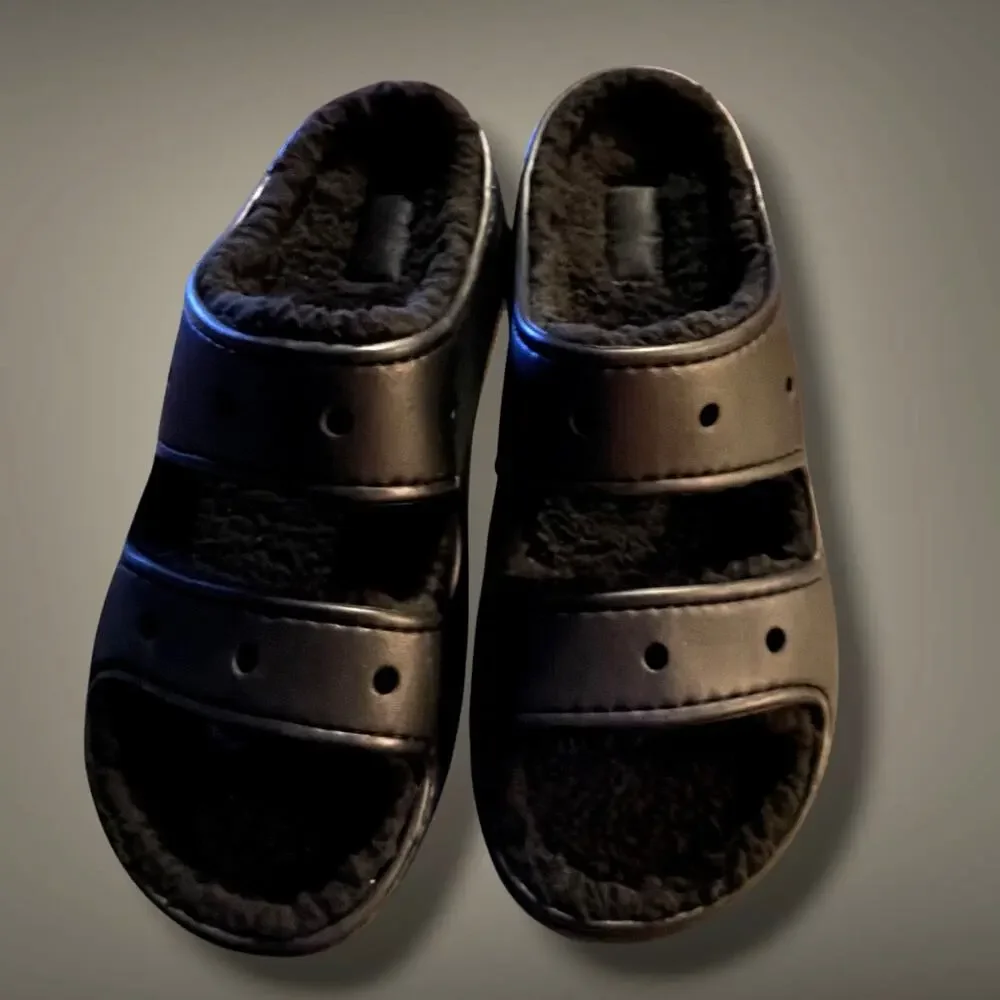 NWOT Men's 9.5-10 Wmn's 11.5-12 CROCS Black Fuzzy Lined Classic Cozzzy Sandals
